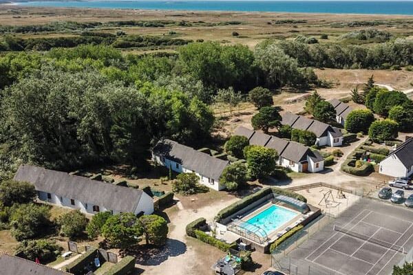 vue-aerienne-residnace-safran-plage-kerhillio Vue aérienne Résidence Safran Vacances, plage de Kerhillio.