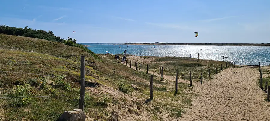 Plage avec cerf-volant à Erdeven